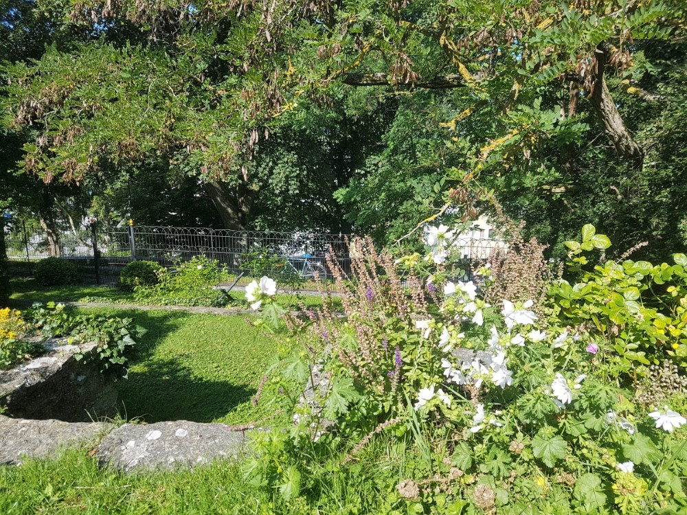 Boka 2024 - Stor mingelträdgård med Lägenhet på Skeppargatan