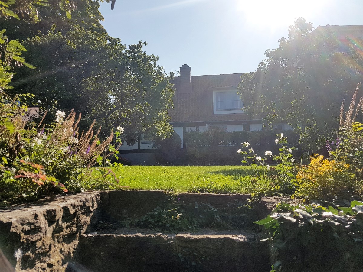 Boka 2024 - Stor mingelträdgård med Lägenhet på Skeppargatan