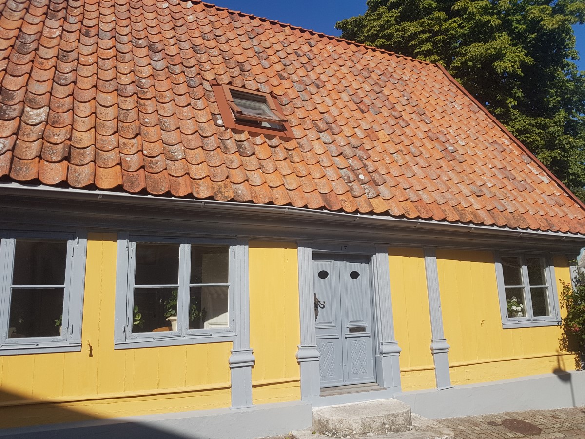 Boka 2024 - Stor mingelträdgård med Lägenhet på Skeppargatan