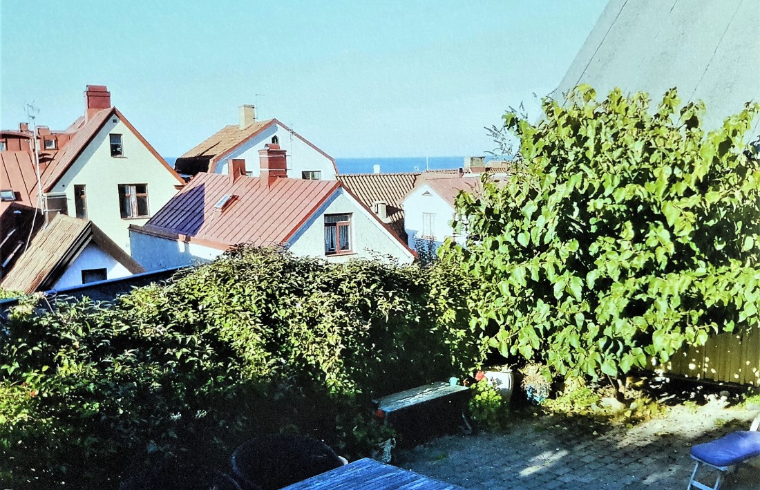 Fastighet med 2 byggnader, 2 trädgårdar & havsutsikt över Visby innerstad