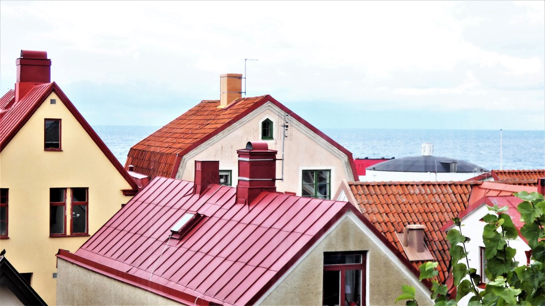 Fastighet med 2 byggnader, 2 trädgårdar & havsutsikt över Visby innerstad