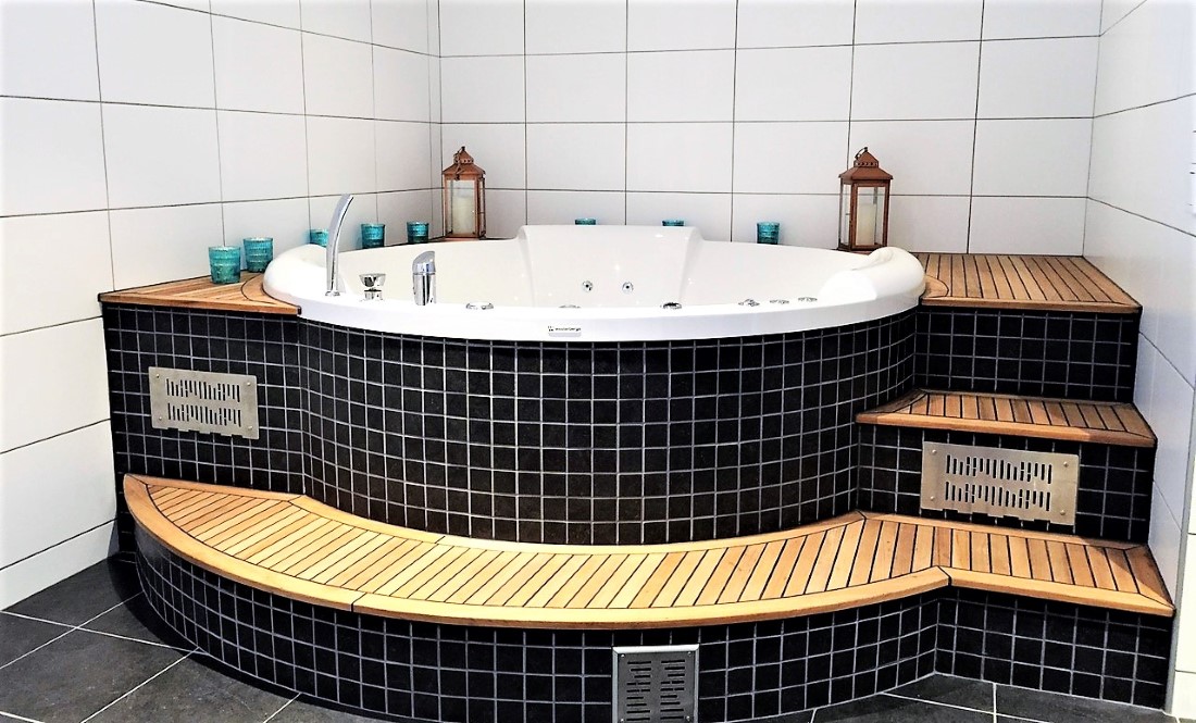 Lyxig villa på 3 plan med havsutsikt och egen innergård i Visby innerstad, 6 sovrum.