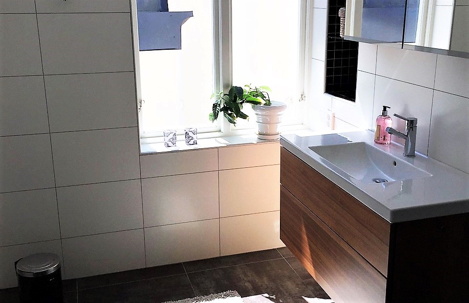 Lyxig villa på 3 plan med havsutsikt och egen innergård i Visby innerstad, 6 sovrum.