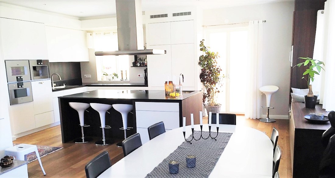 Lyxig villa på 3 plan med havsutsikt och egen innergård i Visby innerstad, 6 sovrum.