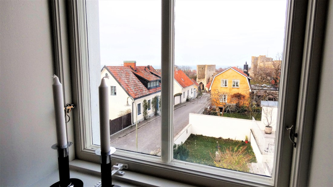 Lyxig villa på 3 plan med havsutsikt och egen innergård i Visby innerstad, 6 sovrum.