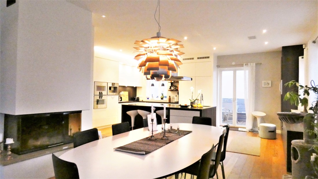 Lyxig villa på 3 plan med havsutsikt och egen innergård i Visby innerstad, 6 sovrum.