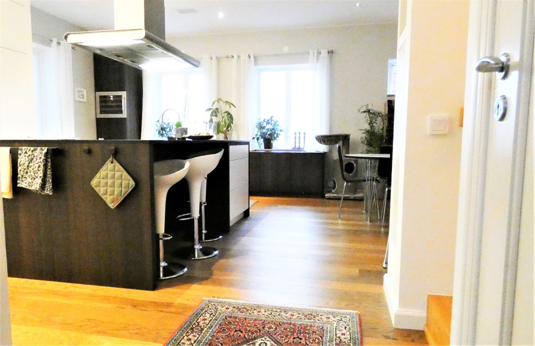 Lyxig villa på 3 plan med havsutsikt och egen innergård i Visby innerstad, 6 sovrum.