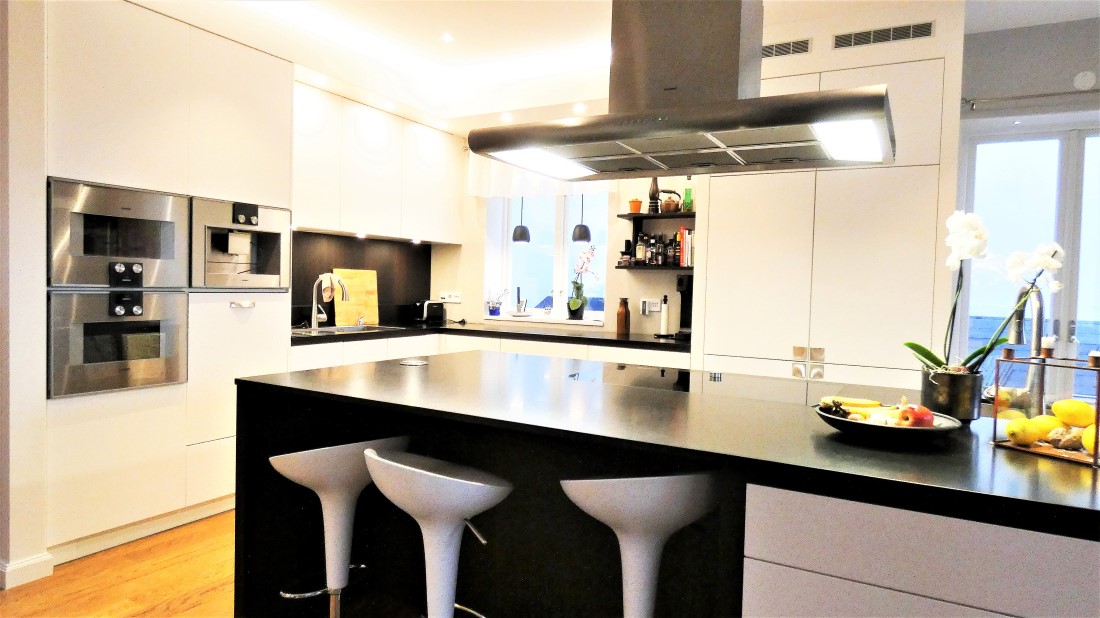 Lyxig villa på 3 plan med havsutsikt och egen innergård i Visby innerstad, 6 sovrum.