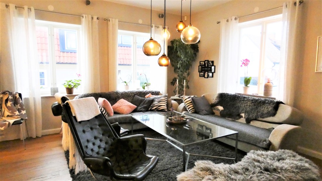 Lyxig villa på 3 plan med havsutsikt och egen innergård i Visby innerstad, 6 sovrum.