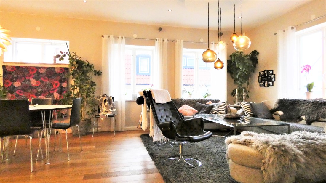 Lyxig villa på 3 plan med havsutsikt och egen innergård i Visby innerstad, 6 sovrum.