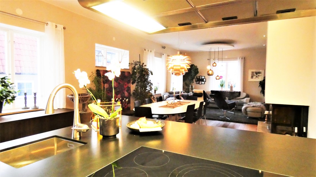 Lyxig villa på 3 plan med havsutsikt och egen innergård i Visby innerstad, 6 sovrum.