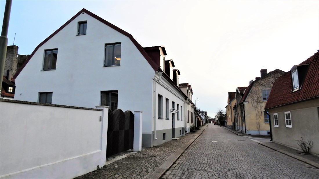 Lyxig villa på 3 plan med havsutsikt och egen innergård i Visby innerstad, 6 sovrum.