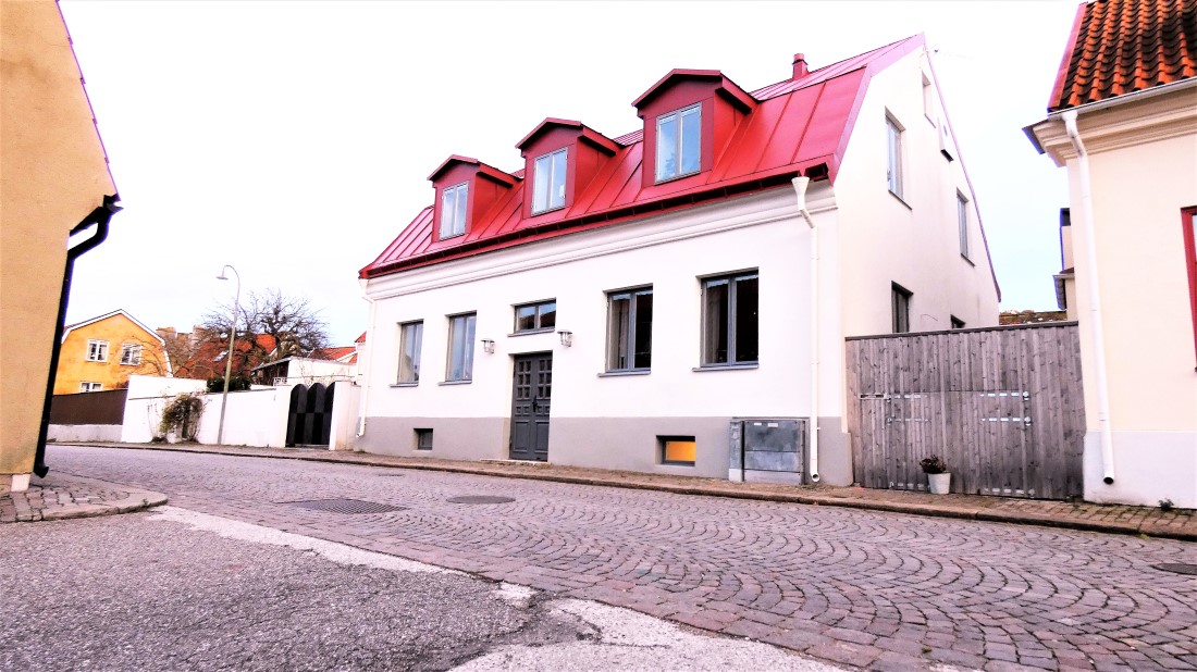 Lyxig villa på 3 plan med havsutsikt och egen innergård i Visby innerstad, 6 sovrum.