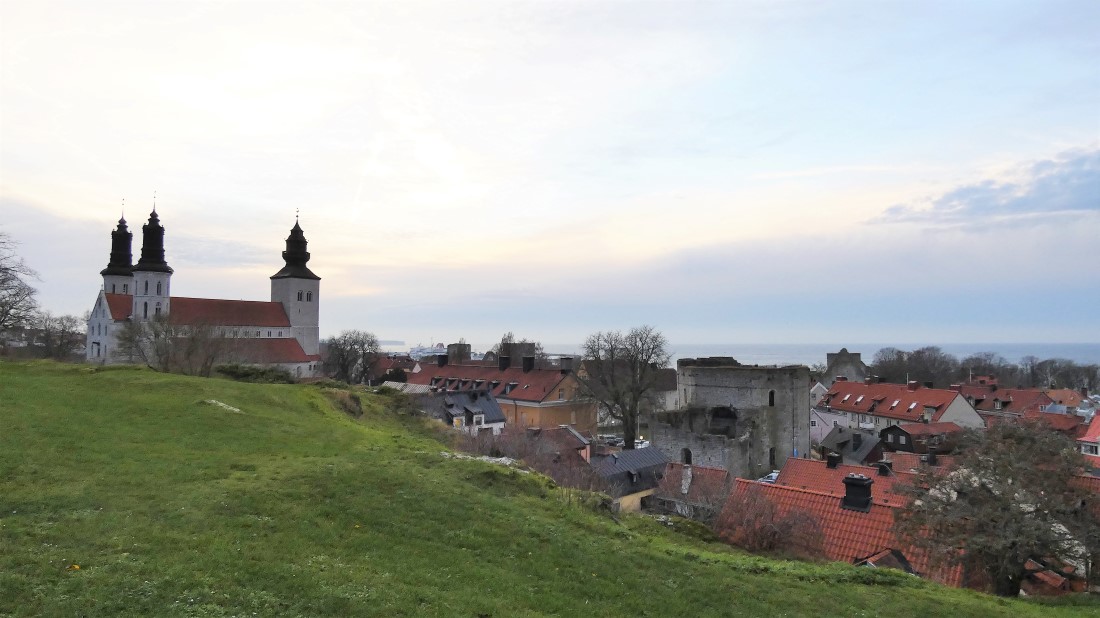 Lyxig villa på 3 plan med havsutsikt och egen innergård i Visby innerstad, 6 sovrum.