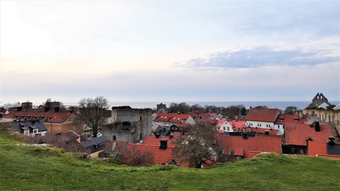 Lyxig villa på 3 plan med havsutsikt och egen innergård i Visby innerstad, 6 sovrum.