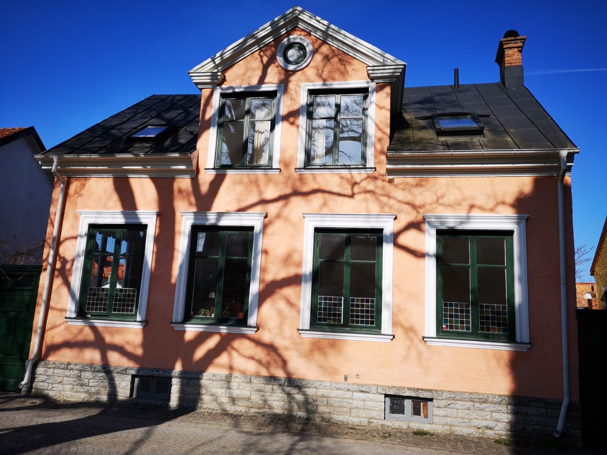 Stor fastighet med hela 6 sovrum, intill botaniska trädgården, mitt i hjärtat av Visby innerstad