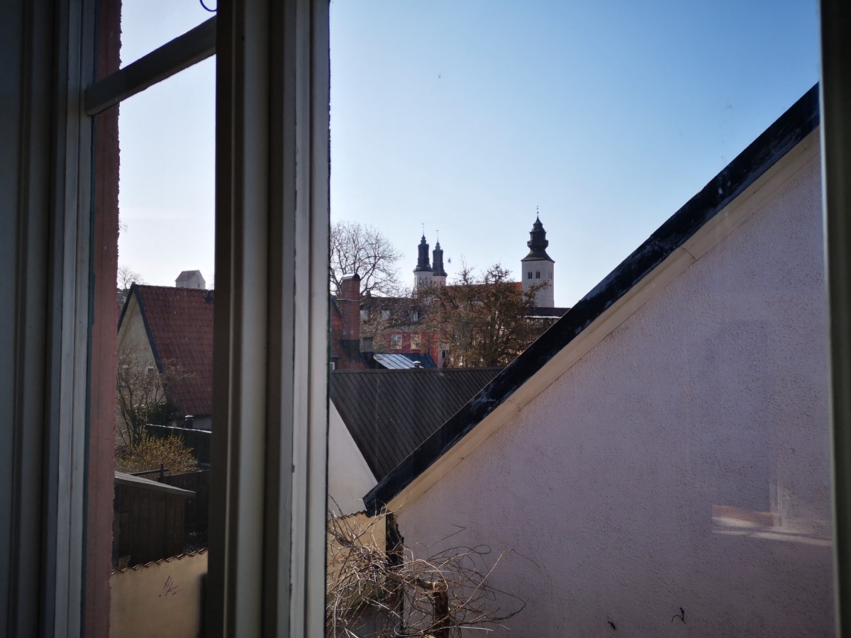 Stor fastighet med hela 6 sovrum, intill botaniska trädgården, mitt i hjärtat av Visby innerstad