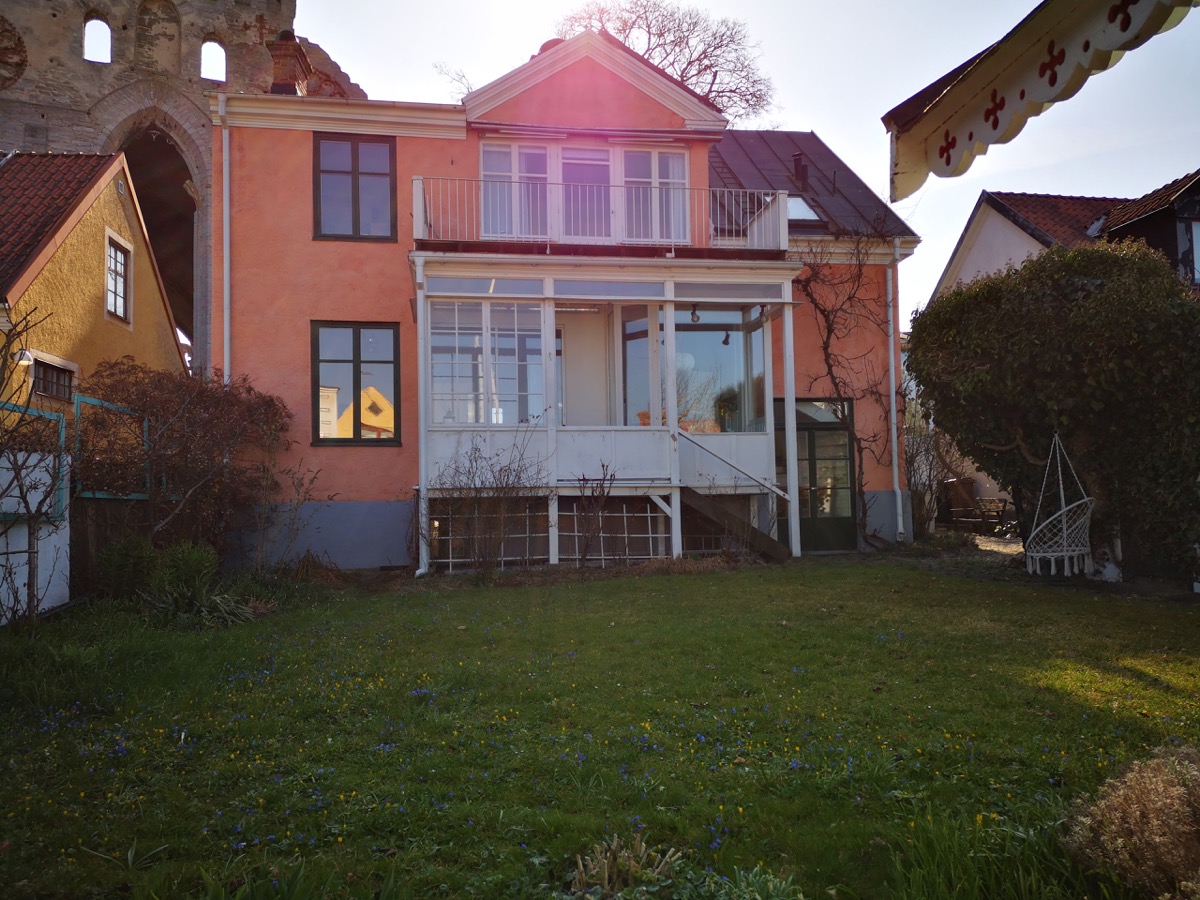Stor fastighet med hela 6 sovrum, intill botaniska trädgården, mitt i hjärtat av Visby innerstad