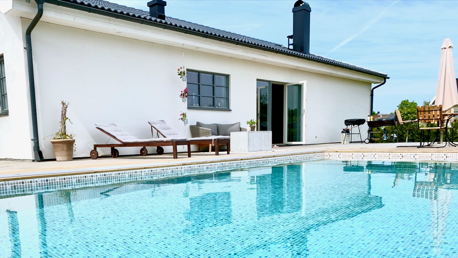 Boka 2024 - Nybyggd poolvilla 2 km söder om Visby stadsgräns nära badstrand