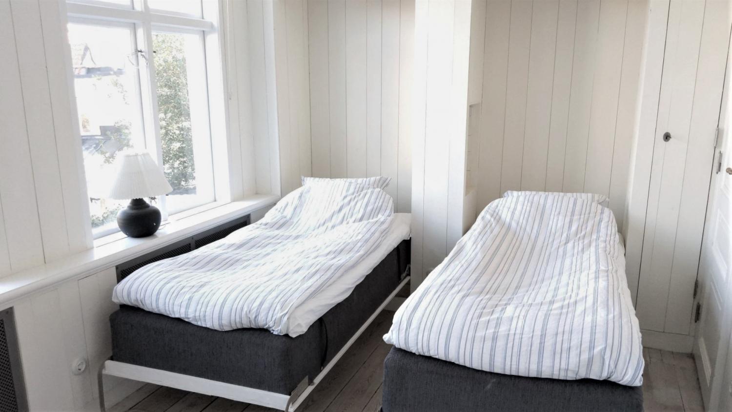 Boka 2020 - Representativ villa - 10 bäddar - Toppläge innerstan - Mingelutrymme för 60 personer i trädgården - Rundabordssamtal