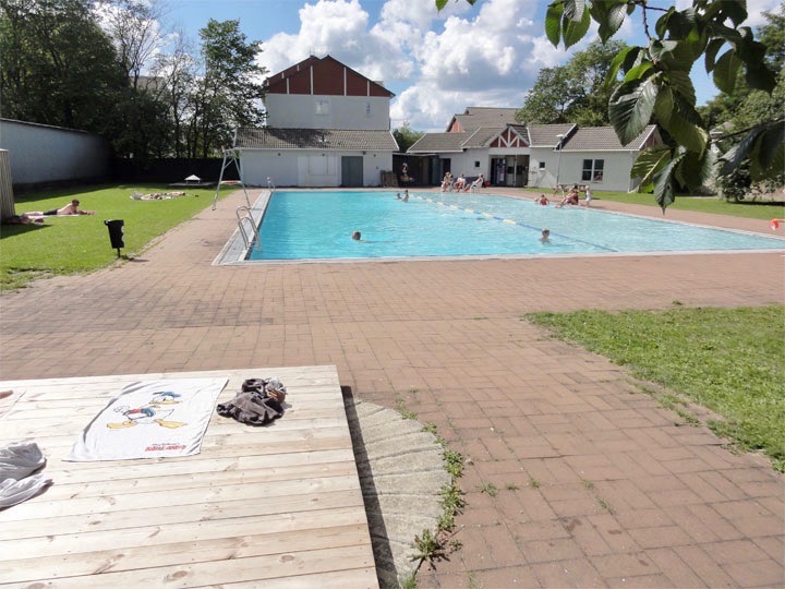 Stor 5:a med två uteplatser, en dryg km utanför ringmuren. Gångavstånd till Almedalen.