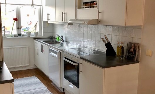 Fräsch radhuslägenhet i två plan, i södra Visby, ca 3 km till centrum.