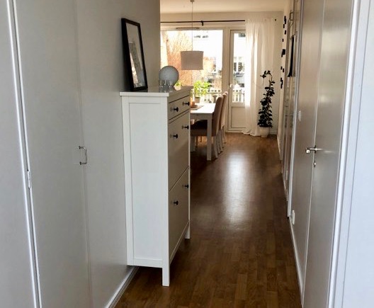 Fräsch radhuslägenhet i två plan, i södra Visby, ca 3 km till centrum.