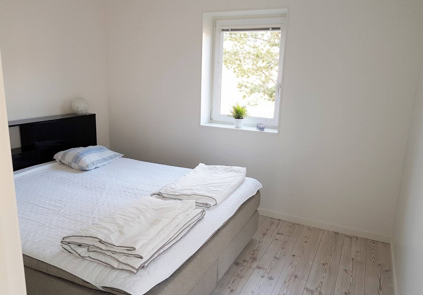 Fräscht semesterparadis i två plan i natursköna Tofta