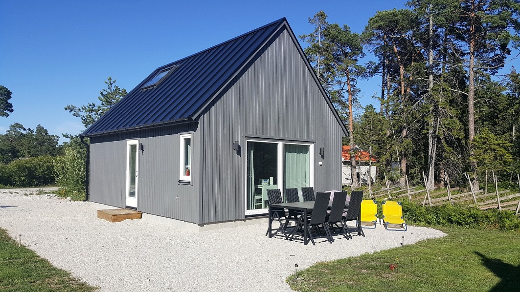Fräscht semesterparadis i två plan i natursköna Tofta