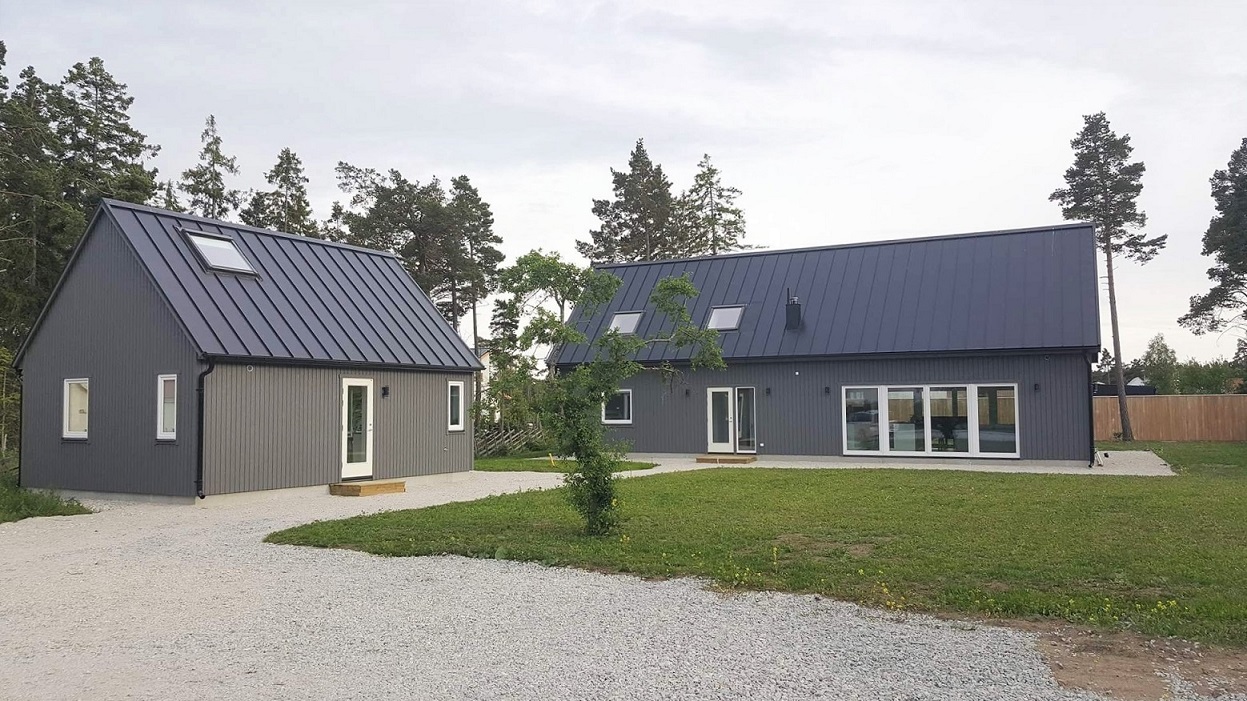 Fräscht semesterparadis i två plan i natursköna Tofta