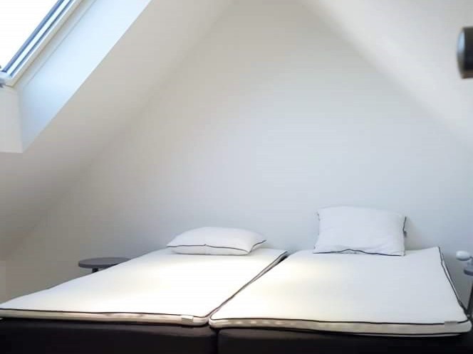 Fräscht semesterparadis i två plan i natursköna Tofta