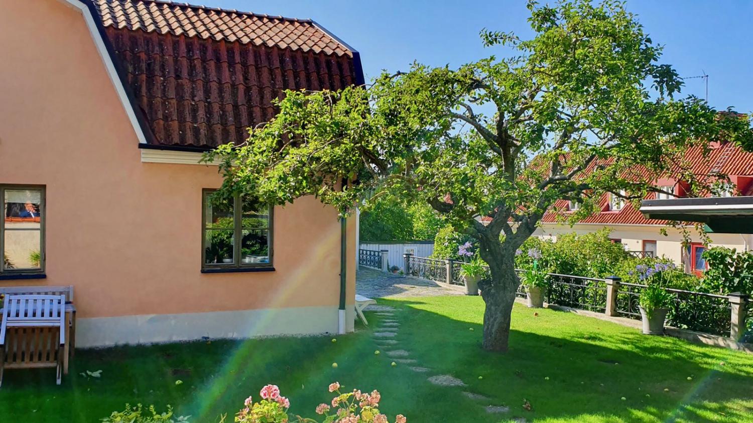Attraktivt innerstadhus med stor trädgård - Mingel och rundabordssamtal - Stenkast från Almedalen