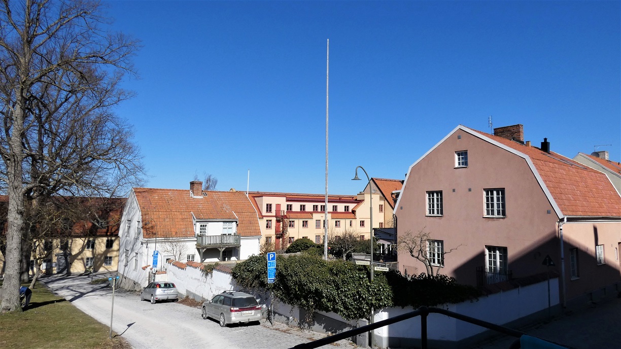Härlig 2:a innanför muren med generös uteplats - ett stenkast från Strandgatan och Almedalen