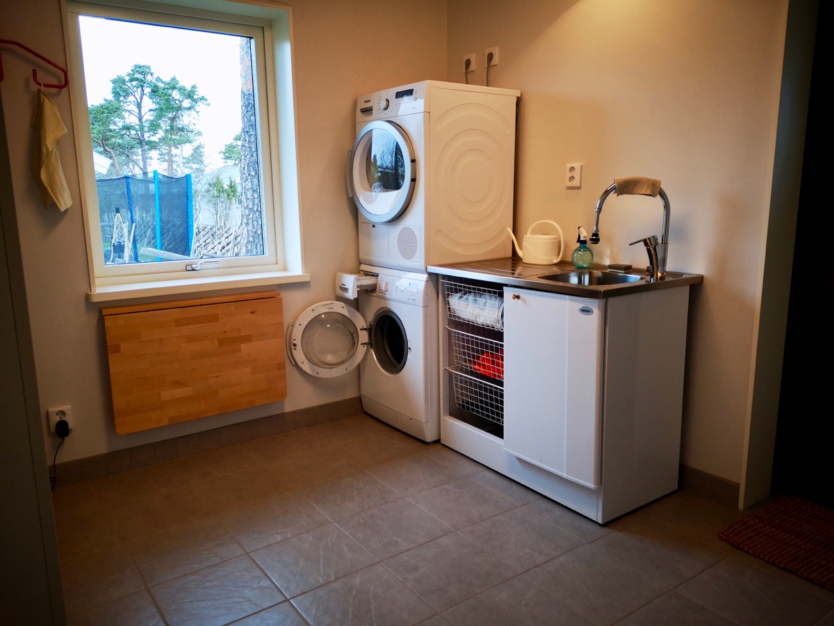 Boka 2024 - Nybyggd villa med naturtomt nära Visby Sommarland