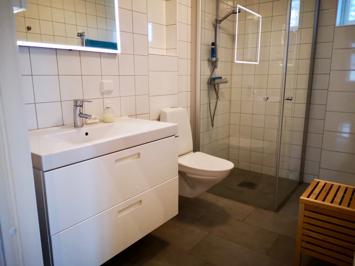 Boka 2024 - Nybyggd villa med naturtomt nära Visby Sommarland