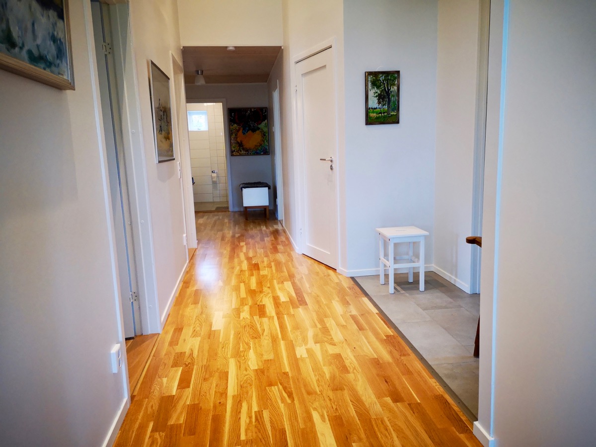 Boka 2024 - Nybyggd villa med naturtomt nära Visby Sommarland