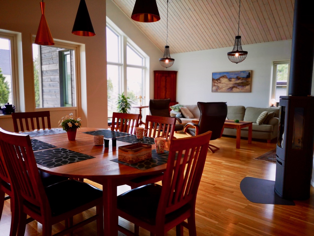 Boka 2024 - Nybyggd villa med naturtomt nära Visby Sommarland