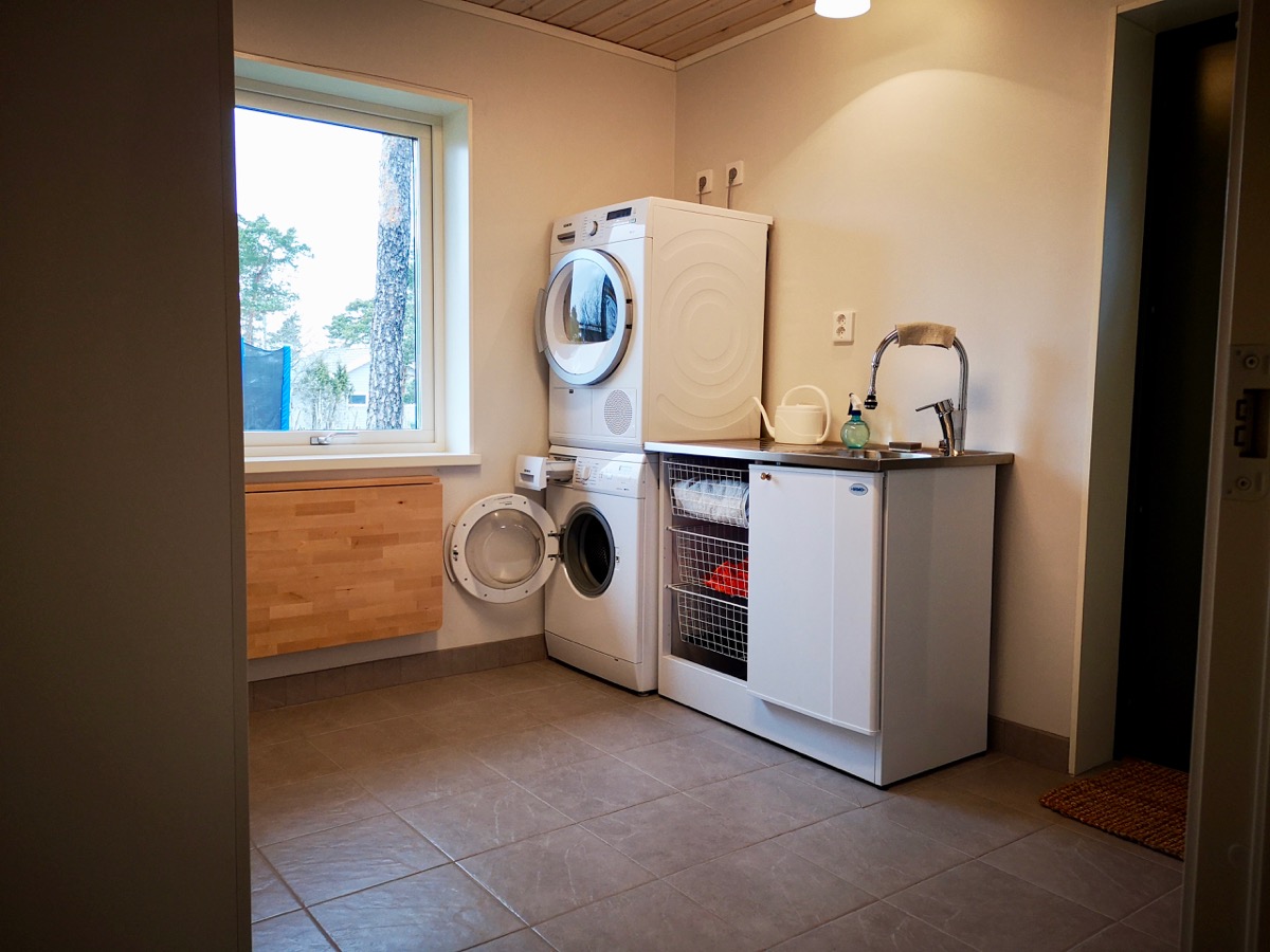 Boka 2024 - Nybyggd villa med naturtomt nära Visby Sommarland