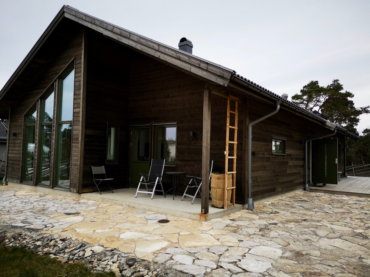 Boka 2024 - Nybyggd villa med naturtomt nära Visby Sommarland