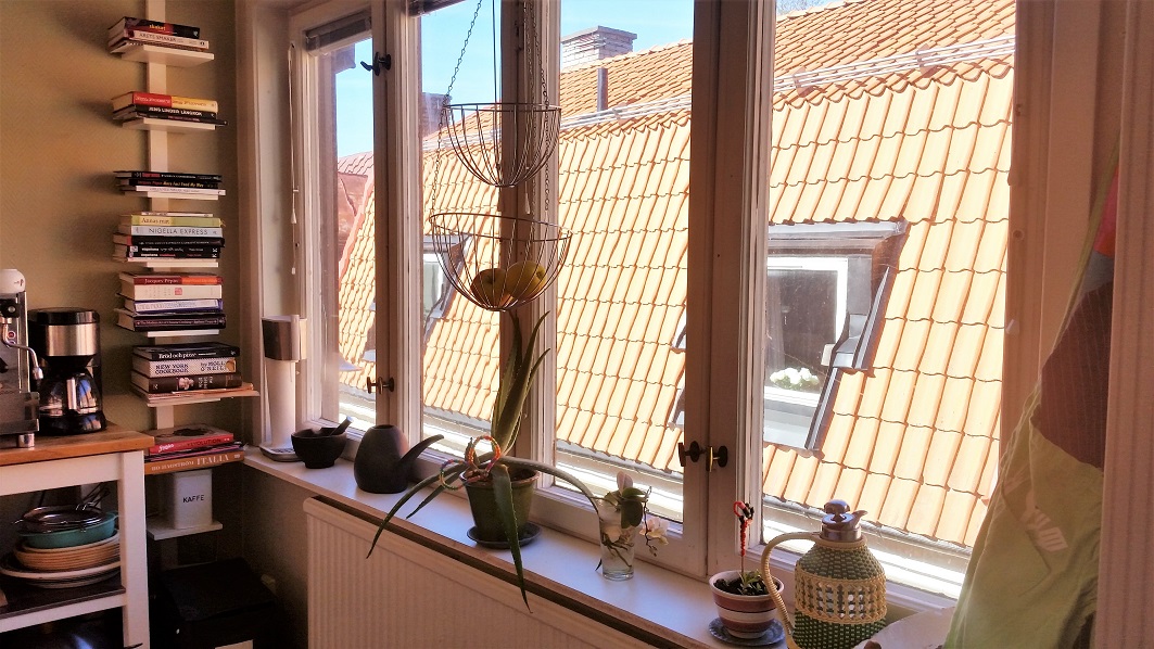 Boka 2019 - Härlig och ljus innerstadslägenhet på populära Klockgränd