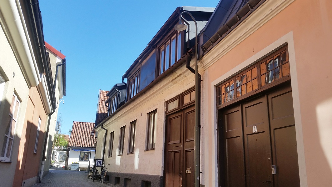 Boka 2019 - Härlig och ljus innerstadslägenhet på populära Klockgränd