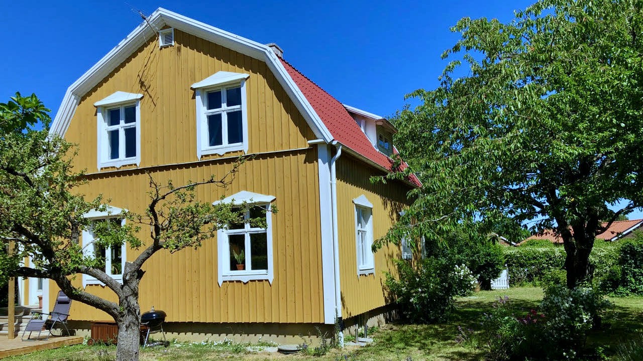 Boka 2027 - Vackert tvåplanshus i södra Visby med separat gårdshus.