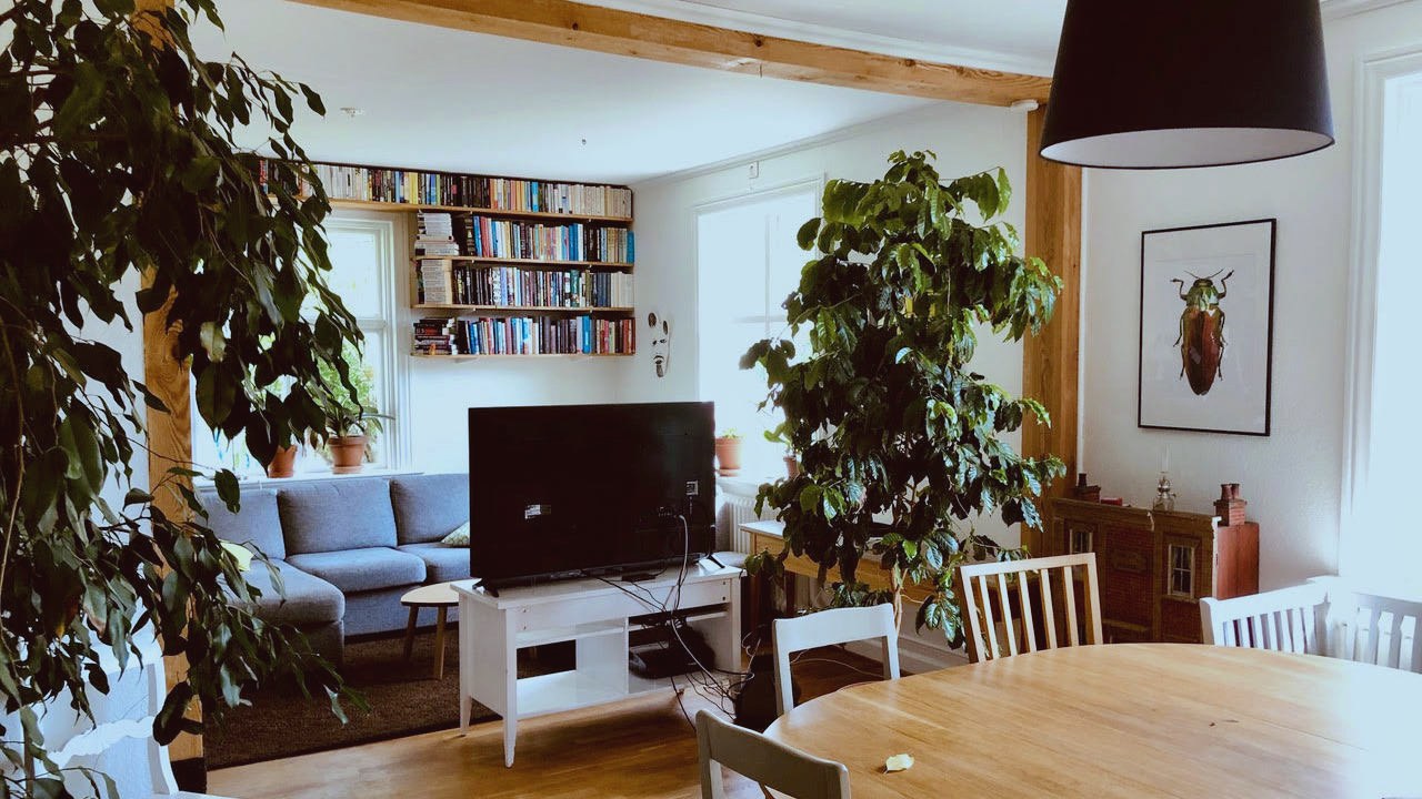 Boka 2027 - Vackert tvåplanshus i södra Visby med separat gårdshus.