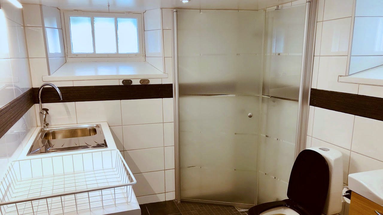 Boka 2027 - Vackert tvåplanshus i södra Visby med separat gårdshus.