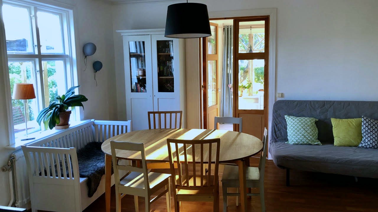 Boka 2027 - Vackert tvåplanshus i södra Visby med separat gårdshus.