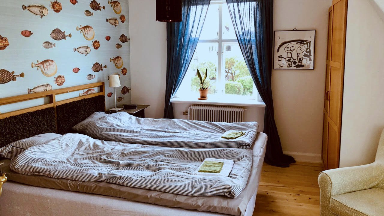 Boka 2027 - Vackert tvåplanshus i södra Visby med separat gårdshus.