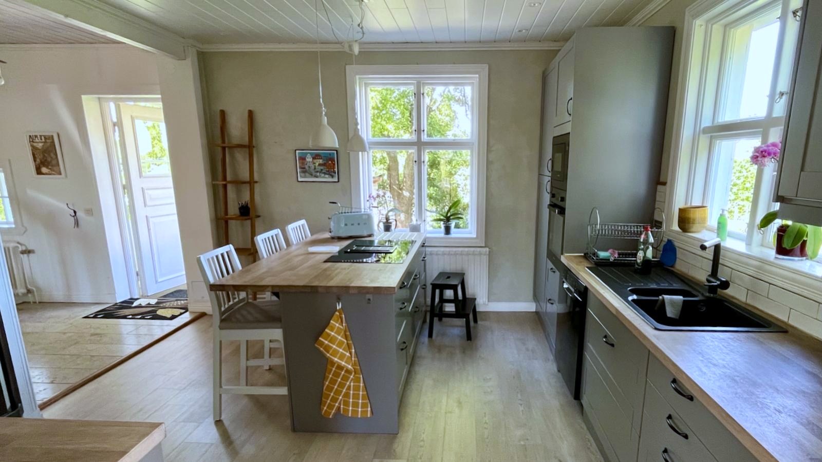 Boka 2027 - Vackert tvåplanshus i södra Visby med separat gårdshus.