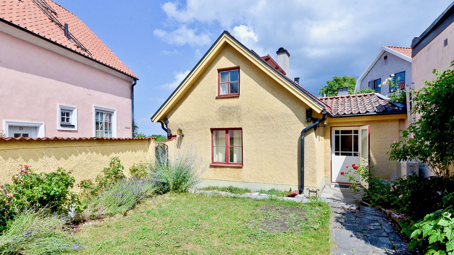 Boka 2023 - Mysigt hus på klinten i Visby innerstad med innergård för mingel