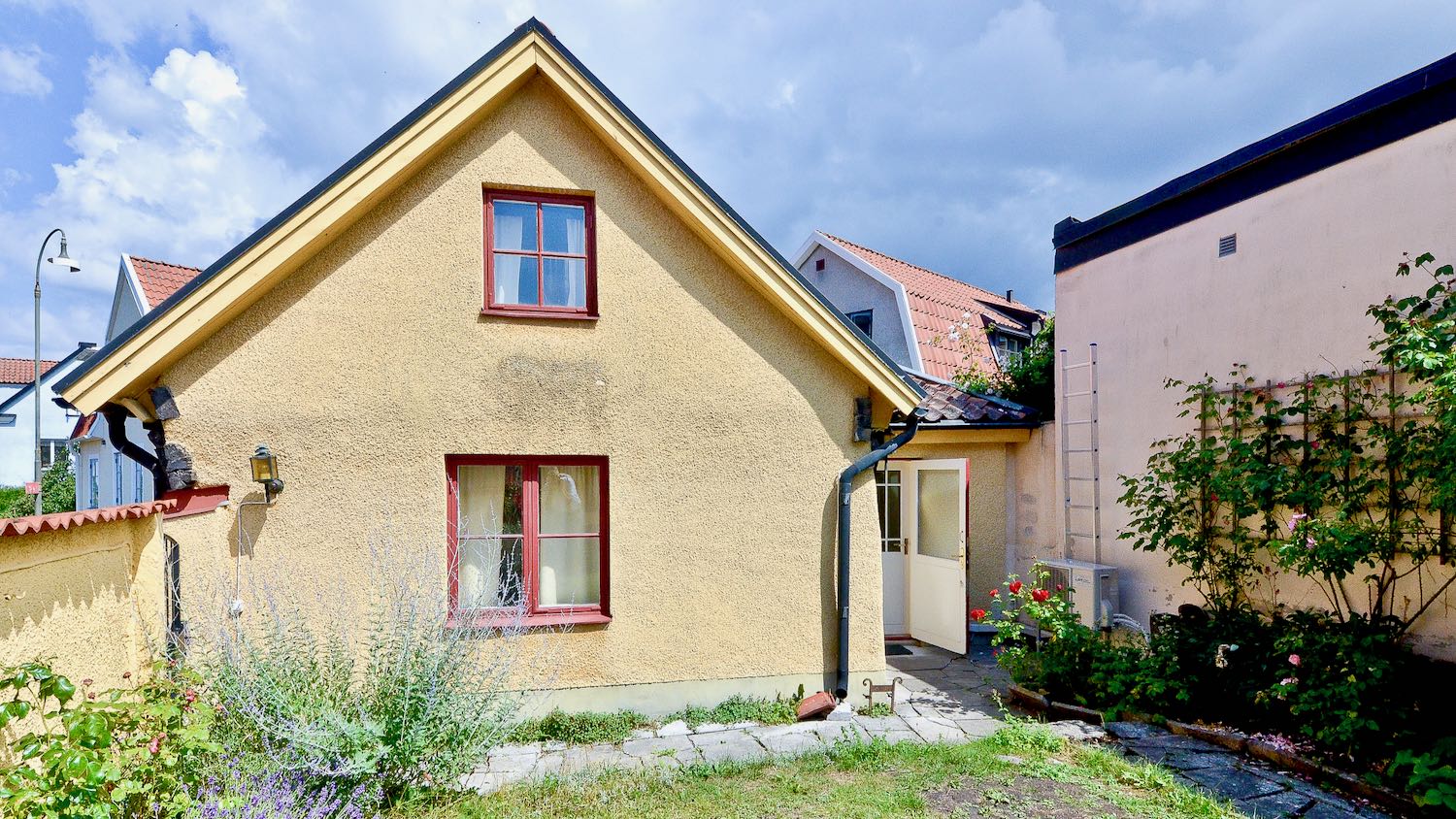 Boka 2023 - Mysigt hus på klinten i Visby innerstad med innergård för mingel