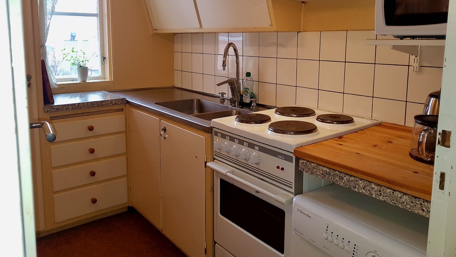 Boka 2023 - Mysigt hus på klinten i Visby innerstad med innergård för mingel